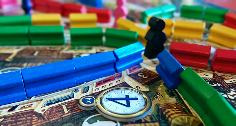 An action token which have been played to earn quick points for the blue player. In this case the ruler is also connected to blue's streets which give a huge increase to the score.