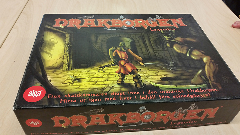 The box of the game, the title translates to "Dragoncastle". The english version is called Dungeonquest.